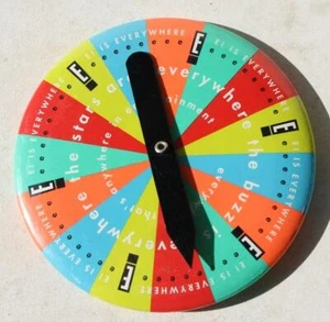 Spilla Pinback Celluloide Spinner Canale Televisore Intrattenimento E Is Everywhere - - Foto 1 di 1