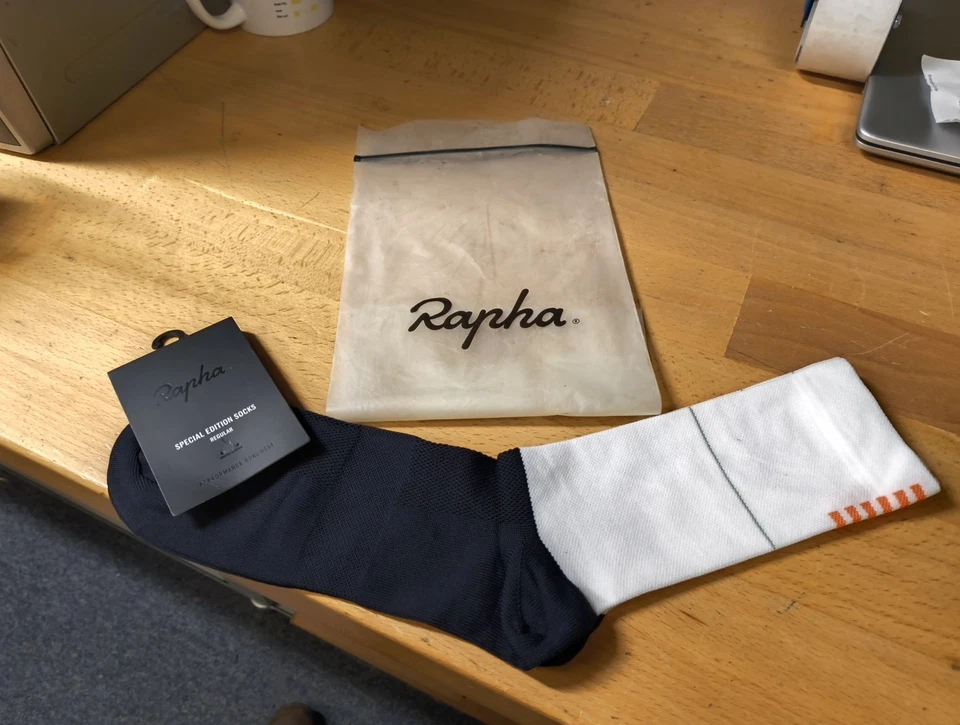 Calcetines de ciclismo Rapha edición especial; unisex; tallas medianas y grandes disponibles Foto 1 de 1