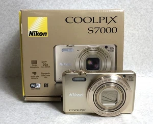 Cámara digital compacta Nikon Coolpix S7000 dorada 16 MP 20x probada como nueva - Imagen 1 de 9