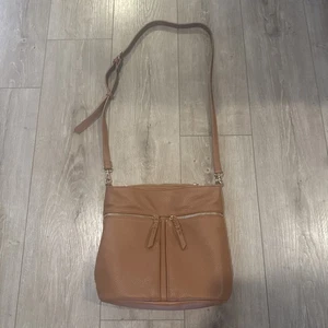 NWOT Moda Luxe Women’s Crossbody Purse Expanding Bottom Brown Fold Over Top - Picture 1 of 6