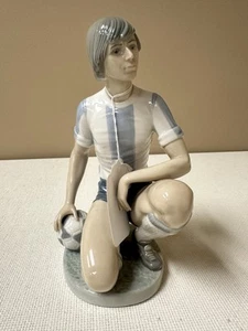 1983 Lladro Collectible Figurine Male Soccer Player Kneeling Retired Special - Picture 1 of 7
