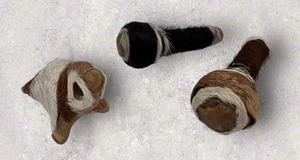 Trío de figuras de animales de cuero crudo y cascabeles de piel arte popular nativo americano o mexicano de colección - Imagen 1 de 13