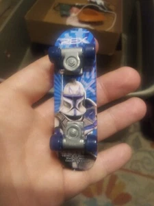2010 McDonalds Captain Rex Finger Skateboard Stocking Stuffer - Bild 1 von 3