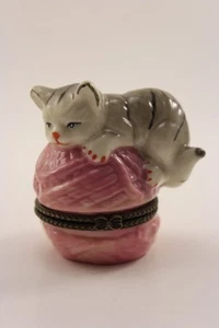 Resting Cat Trinket Box Hinged Ball of Yarn Animal Lovers Furry Friend Gray Pink - Picture 1 of 7