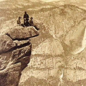 Hombres victorianos Stereoview 1894 sentados en la cima de Glacier Point Yosemite California - Imagen 1 de 2