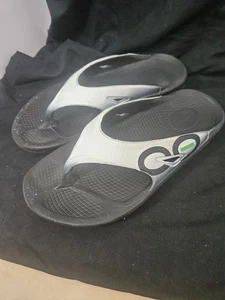 MEN'S BLACK/WHITE OOFOS OORIGINAL SPORT CLOUD FLIP FLOP POOL SANDAL SIZE 8 - Picture 1 of 6