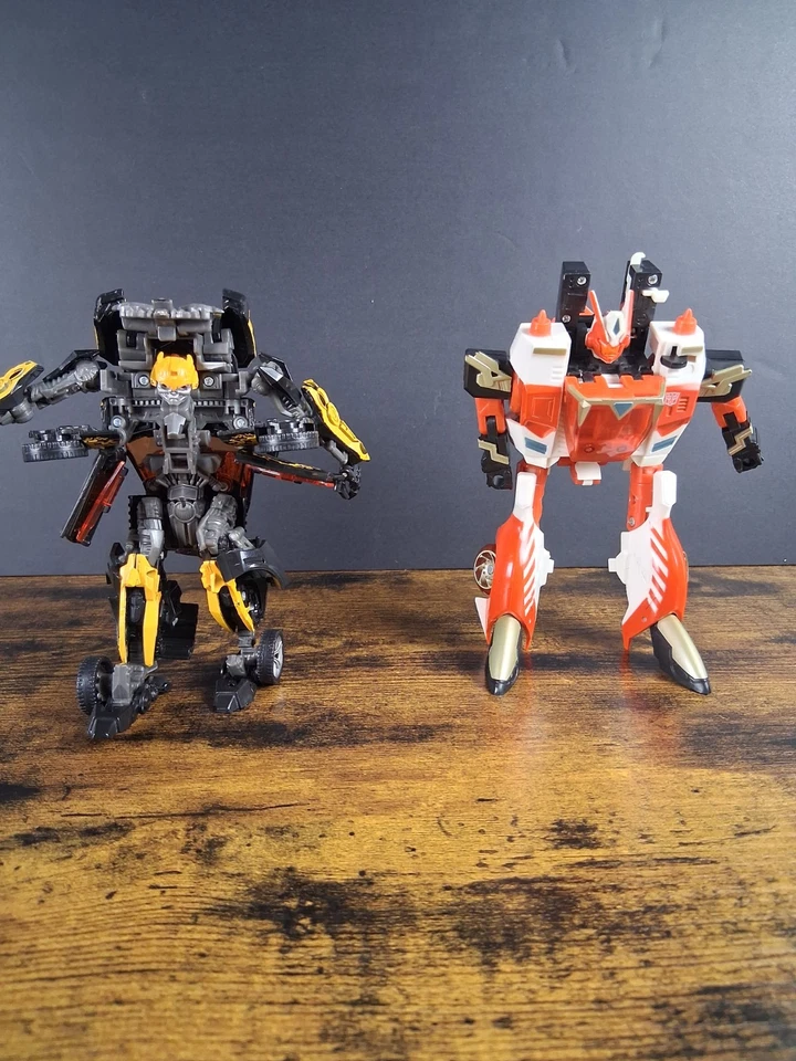 2 Vintage Transformers Black Car And Red Car - Image 1 of 4