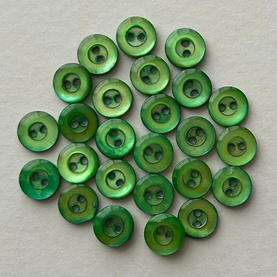 25 botones de madreperla teñidos de verde esmeralda pequeños vintage, tintero de 2 agujeros Foto 1 de 1