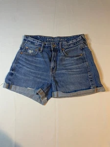 Pantalones cortos de jean American Eagle Tomgirl para mujer talla 00 azul denim desgastado con puños - Imagen 1 de 3