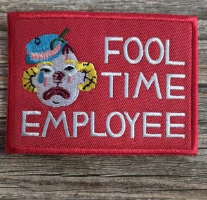 Fool Time Empleado Payaso Divertido Punk Rock Bordado Hierro En Parche - Imagen 1 de 2