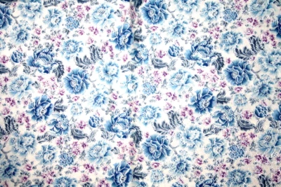 ROSAS AZULES SOBRE BLANCO - TELA 100% ALGODÓN Foto 1 de 4