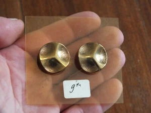 Paire de boucles d'oreille vintage brutalistes couleur laiton en céramique - Imagen 1 de 3