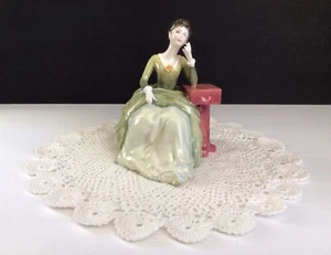 Figura De Colección Royal Doulton 1982 "Carolyn" HN 2974 Hueso China Firmada Pintada a Mano - Imagen 1 de 10