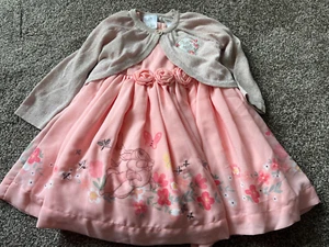 Disney rosa floreale tumper vestito crepe rose scintillante cardigan lavorato a maglia 12-18m - Foto 1 di 4