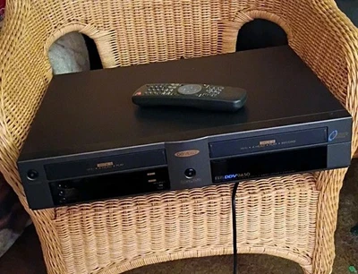 Reproductor grabadora VHS VCR sistema de doble cubierta Go-Video de colección con control remoto DDV9450  Foto 1 de 4
