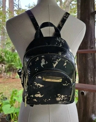 Mini mochila Steve Madden negra abstracta metálica dorada con estampado de manchas Foto 1 de 4