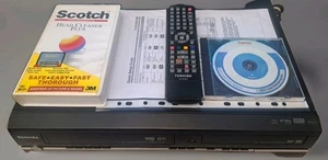 Toshiba VHS DVD Grabadora Copia VHS a DVD HDMI Salida Control Remoto y Guía DVR18DTKTB - Imagen 1 de 22