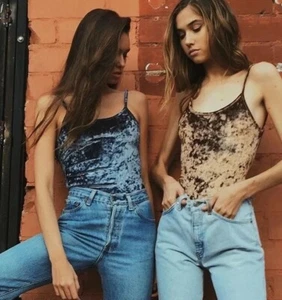 Brandy Melville hellblau Samt Scoopback Reina Tanga Body Top neu mit Etikett XS/S - Bild 1 von 4