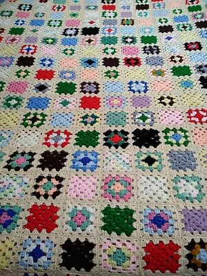 Manta cuadrada para cama Cottage Core Crochet Granny marfil multi 82x88 festoneada Foto 1 de 4