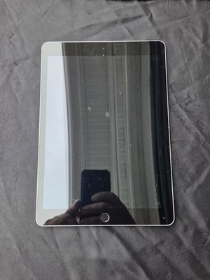 Apple iPad 9.ª generación 10,2” A2603 gris pantalla agrietada para piezas como está leer descripción - Imagen 1 de 3