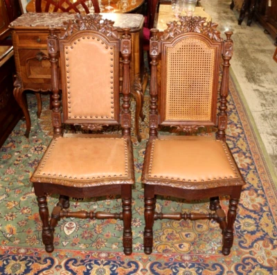 Juego de 2 sillas de comedor francesas antiguas renacentistas de roble con tapicería de cuero Foto 1 de 4