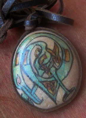 vintage : pendentif new age galet plat peint main aigle celtique signé Rocland - Photo 1/3