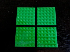 Cuatro placas base planas verdes de Lego 6 x 6 - Imagen 1 de 2