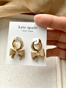 kate spade Gold-Tone Wrapped in a Bow Huggie Drop Earrings - Bild 1 von 6