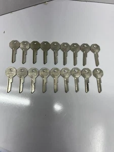 Vintage GM key blanks assorted quantity of 136 - Picture 1 of 9