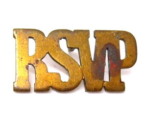 RSVP Metall Anstecknadel Vintage Messing Ton Buchstaben Abzeichen angelaufen Patina - Bild 1 von 7
