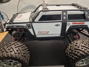 Traxxas Summit 1:8, LRP Dynamic 8 sensored Brushless + regolatore IX8, ottime condizioni - Foto 1 di 16