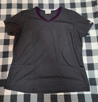Blusa Médica Uniform Advantage Para Mujer Grande Gris Carbón con Acento Púrpura Foto 1 de 4