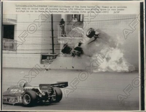 1975 Indianapolis Speedway Tom Sneva Hit Wall & AJ Joyt vermisste ihn Pressefoto - Bild 1 von 2