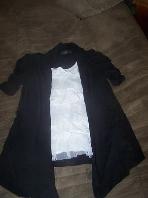 Top con volantes IZ Amy Byer talla M blanco y negro en GRAN forma Foto 1 de 4