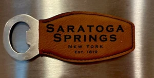 Abridor de botellas magnético de cuero inoxidable, Saratoga Springs, NY Est. 1819 - Imagen 1 de 2