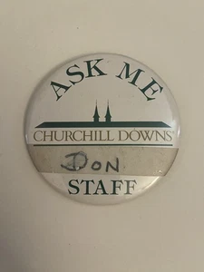 Ask Me Churchill Downs Staff Vintage Pin Botón Trasero P84 - Imagen 1 de 3