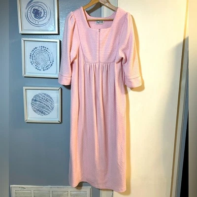 Vintage Saybury Women’s Pink Lounge Dress Half Zip Housecoat Robe Size M - Image 1 of 4