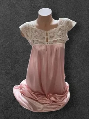 Camisón largo Brownstone Studio NY vintage rosa satinado blanco brillante con ribete de encaje Foto 1 de 4