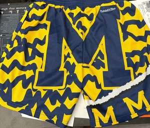 Mitchell & Ness Michigan Wolverine Shorts 2XL - Bild 1 von 3