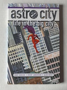 Libro de bolsillo de Astro City Life in the Big City en tpb/novela gráfica DC Comics 2011 #1-6 - Imagen 1 de 13