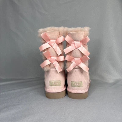 Stivali donna 9 UGG nuovi Bailey fiocco rosa EPRM scamosciati coquette da collezione MOLTO RARI - Immagine 1 di 4
