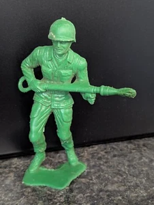 "Figura de soldado militar de hombre del ejército verde de colección lanzallamas 5 1/2"" de alto" - Imagen 1 de 3