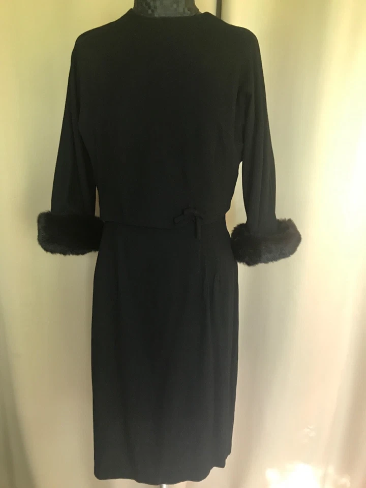 Vestido negro pequeño vintage años 60 2 piezas con chaqueta corta acabado con puños de visón. Foto 1 de 4