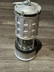 Lampada di sicurezza vintage Koehler fiamma ammissibile n. 209 Marlboro Mass USA 8,75" B - Foto 1 di 9