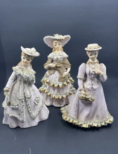 Geo vintage. Juego de 3 estatuillas de vestir Z. Lefton China-Lady rosa/blanco y dorado - Imagen 1 de 19