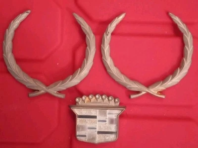 Cadillac Deville 1983-05 emblemas de techo de pilar lateral dorado 2 coronas 1 escudo Foto 1 de 4