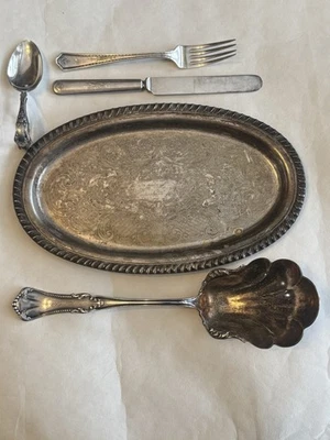 Antiguo/Vintage Juego de Cubiertos Plateados y Bandeja Ovalada Ornamentada Regalo para Anfitriona Foto 1 de 4
