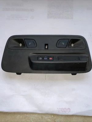 Купольный фонарь купе Chevrolet Camaro SS 2016-2023 годов выпуска черный салон от оригинального производителя - Изображение 1 из 4