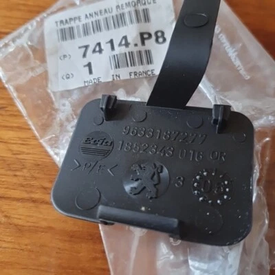 Genuine Peugeot 406 Tow Ring Access Hatch - 7414P8 - Image 1 of 4