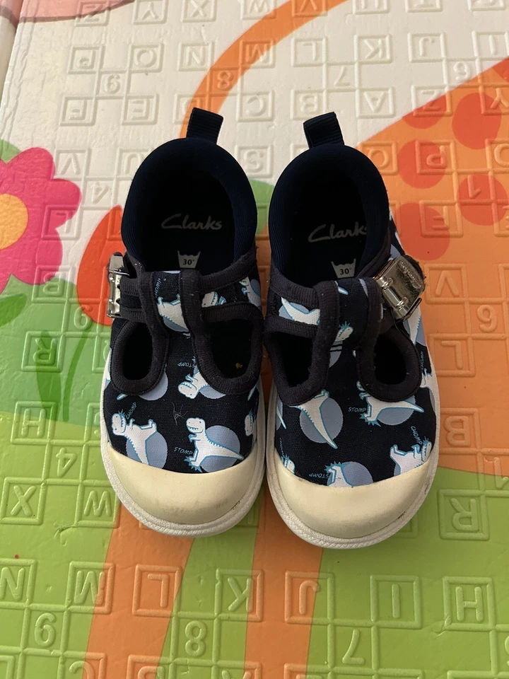 Zapatos Clarks City Dance para niños pequeños azul marino estampado de dinosaurios talla 5,5 ajuste ancho G Foto 1 de 4